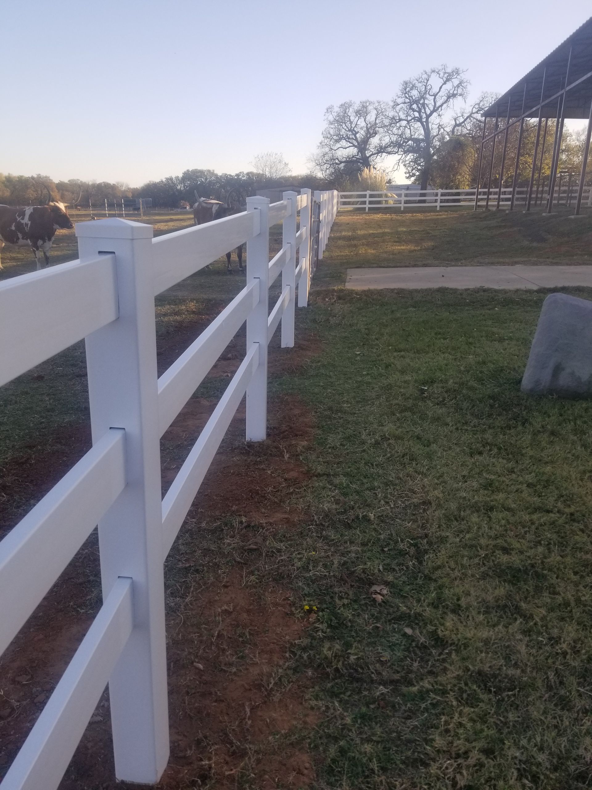 Vinyl ranch rail fence