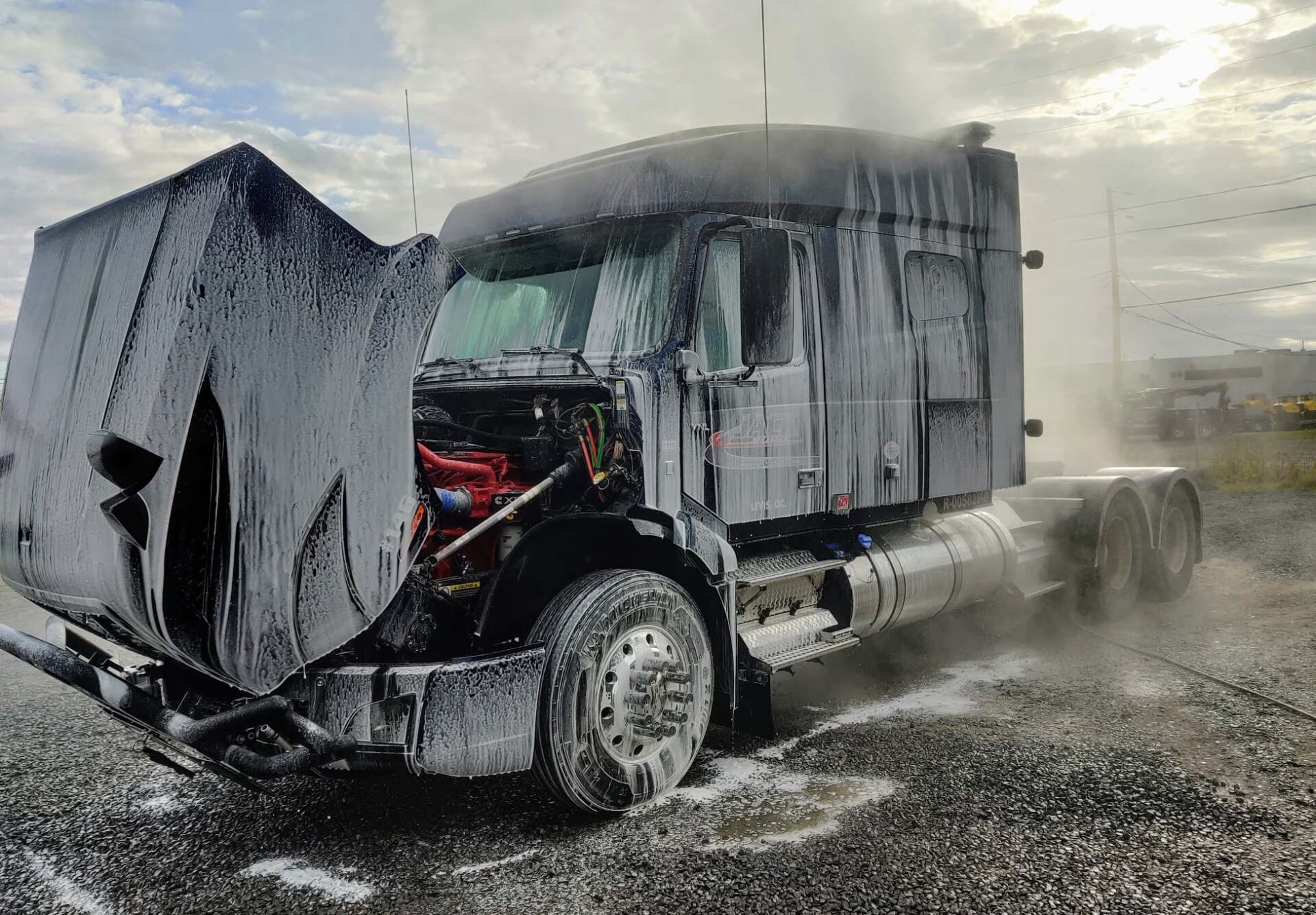 un camion plein de poussière
