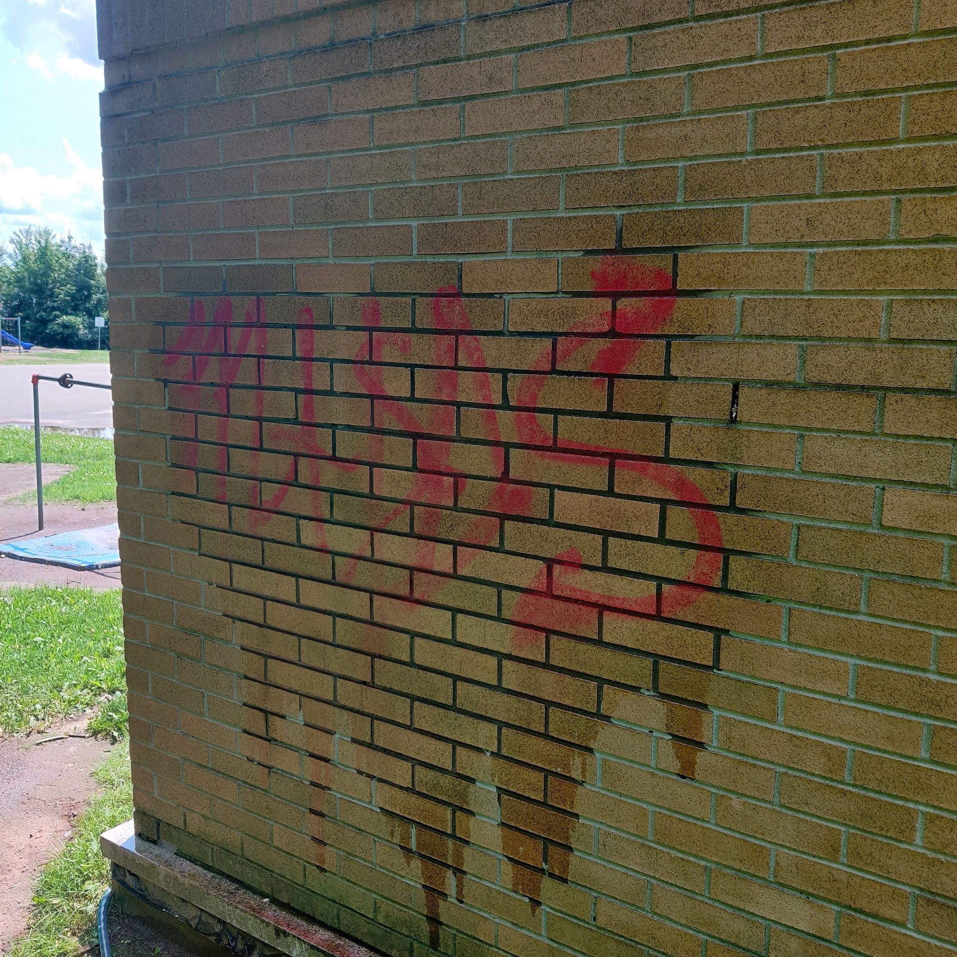 Un mur de briques avec un cœur rouge peint dessus