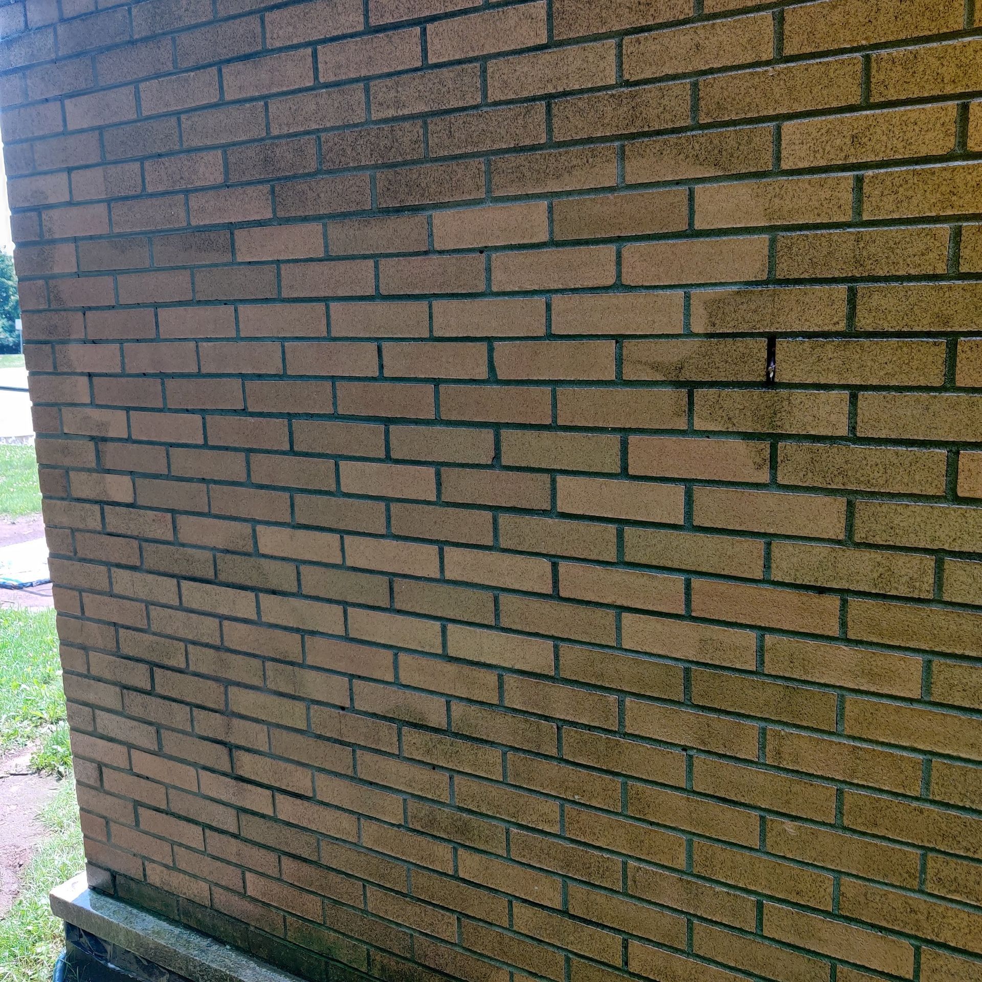 Un mur de briques avec beaucoup de briques dessus