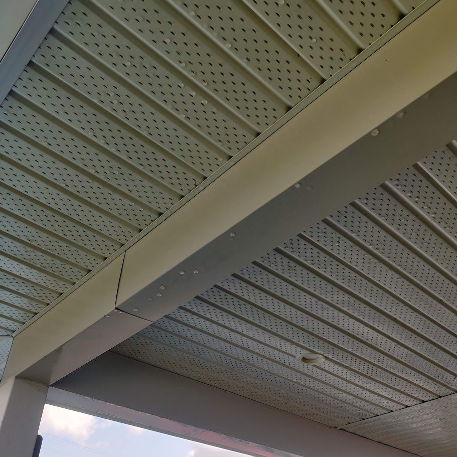 Un gros plan du plafond d'un bâtiment.