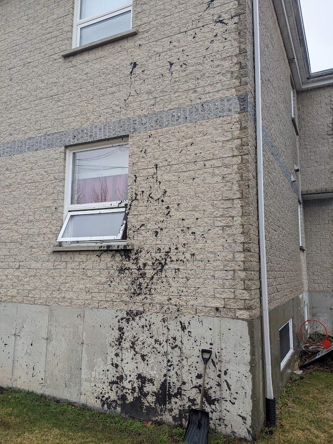 Un bâtiment en briques avec une fenêtre sur le côté.