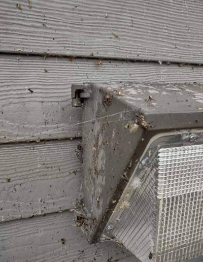 Un gros plan d'une lumière sur un mur en bois.