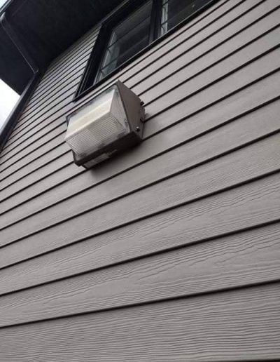 Une maison avec une lumière sur le côté.