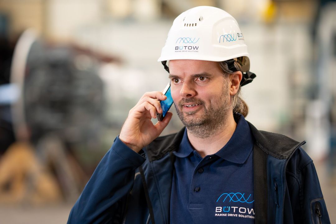 Zwei Mitarbeiter arbeiten an kleinen Elektrogeräten