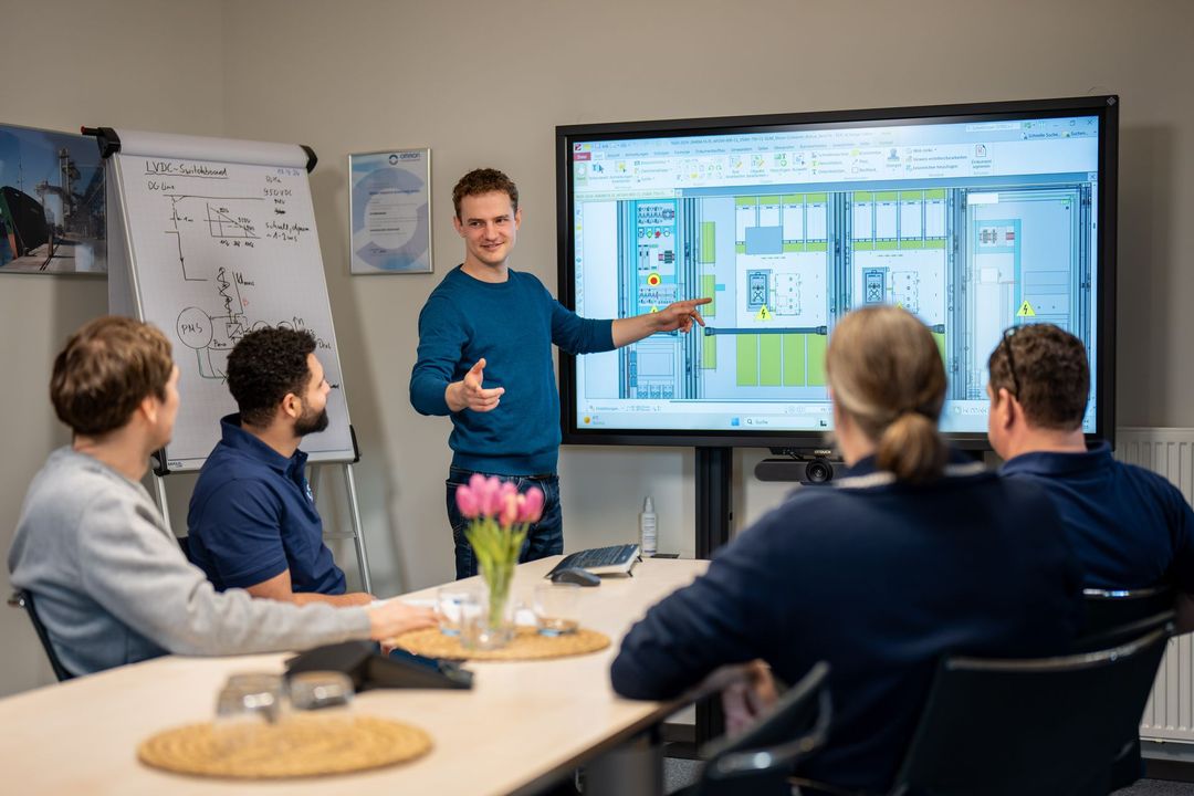 Elektroinstallateur bei Stromkasten mit Tablet