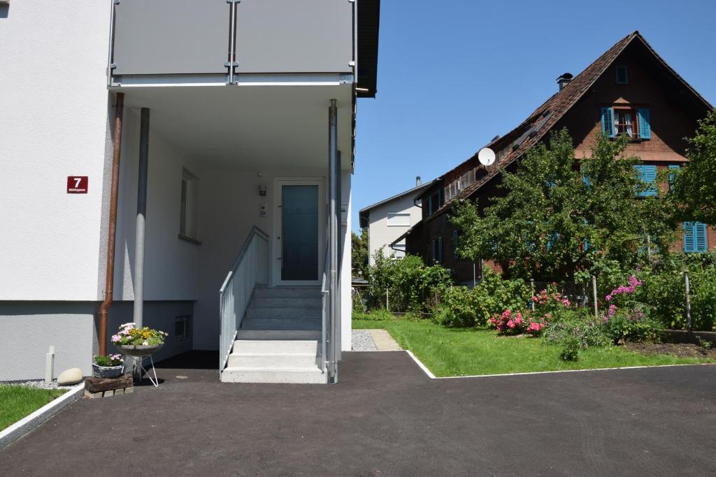 Hauseingang mit Treppe
