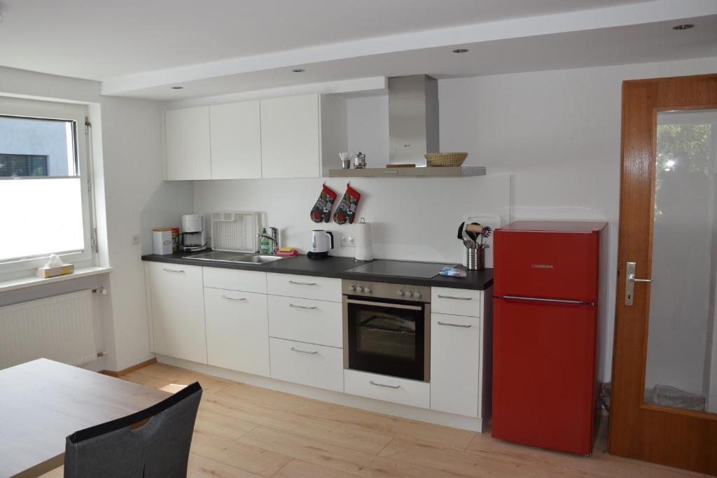 Küche mit rotem Kühlschrank