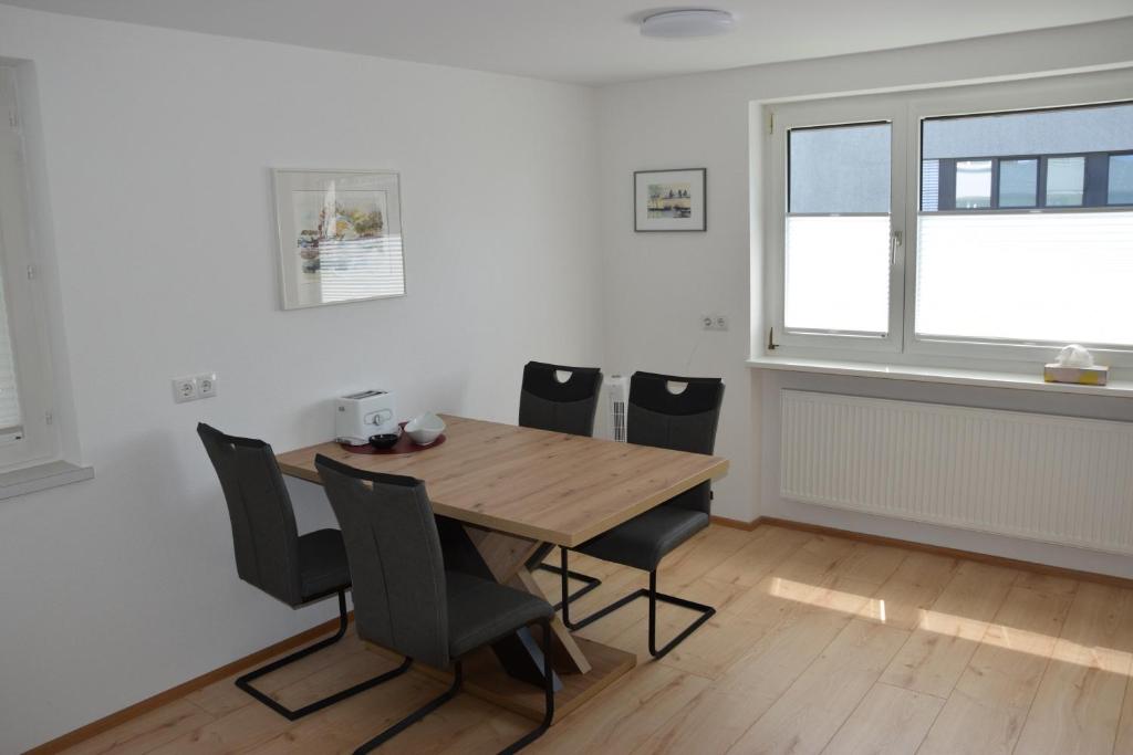 Tisch mit 4 schwarzen Sesseln