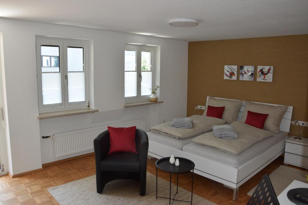 Schlafzimmer mit Doppelbett in weiß