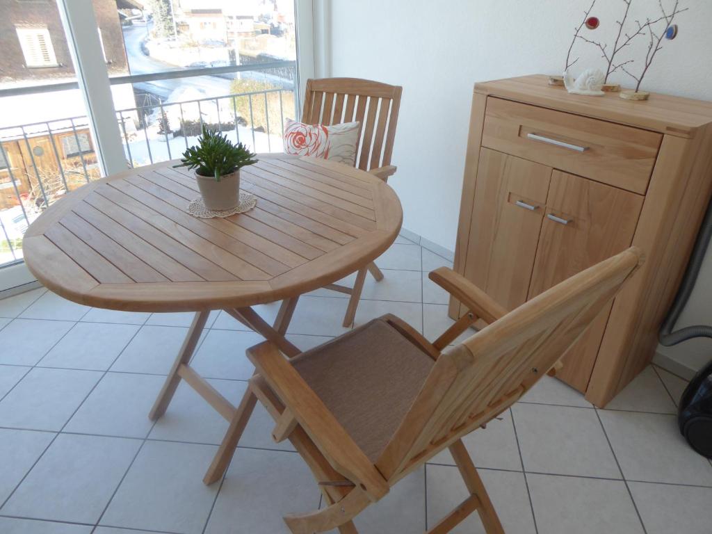 runder Holztisch mit 2 Klappstühlen