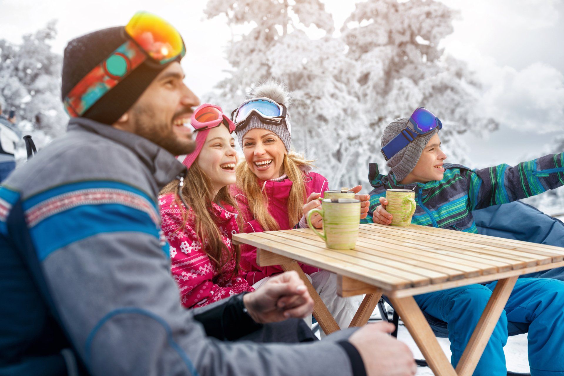 Familie bei einer Jause nach dem Skifahren