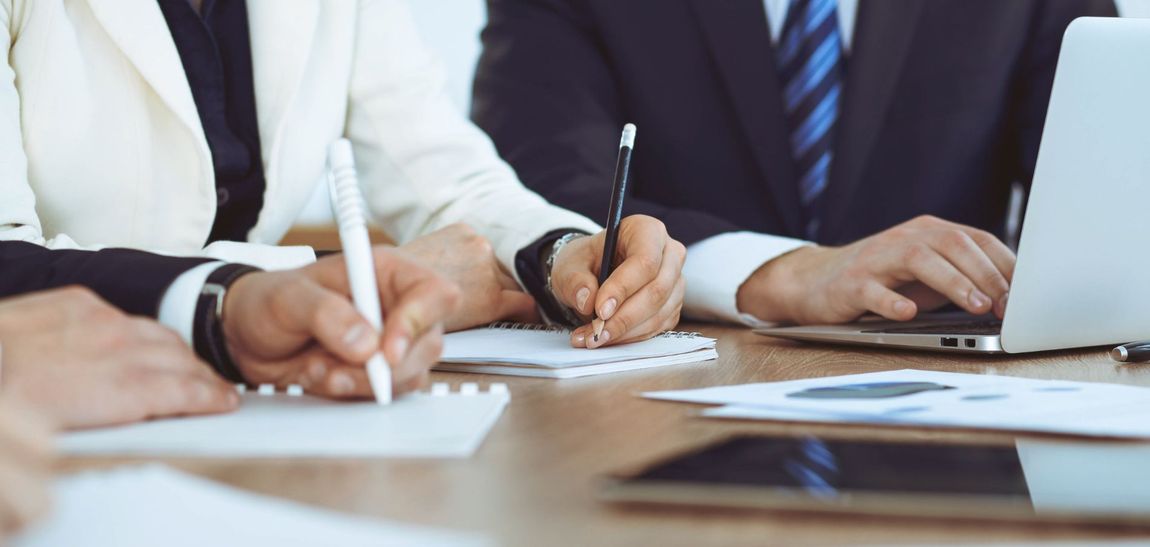 équipe di avvocati al lavoro