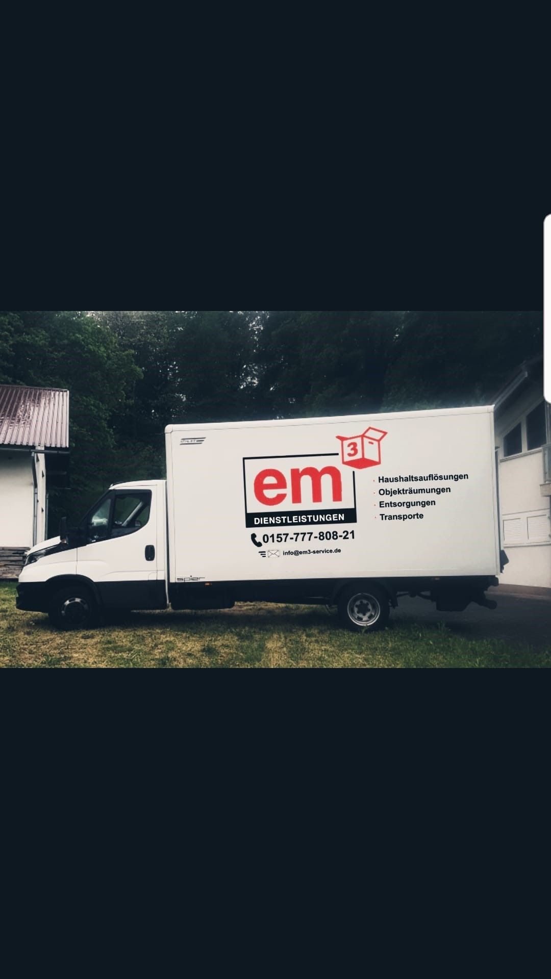 Ein weißer LKW mit dem Wort „em“ auf der Seite