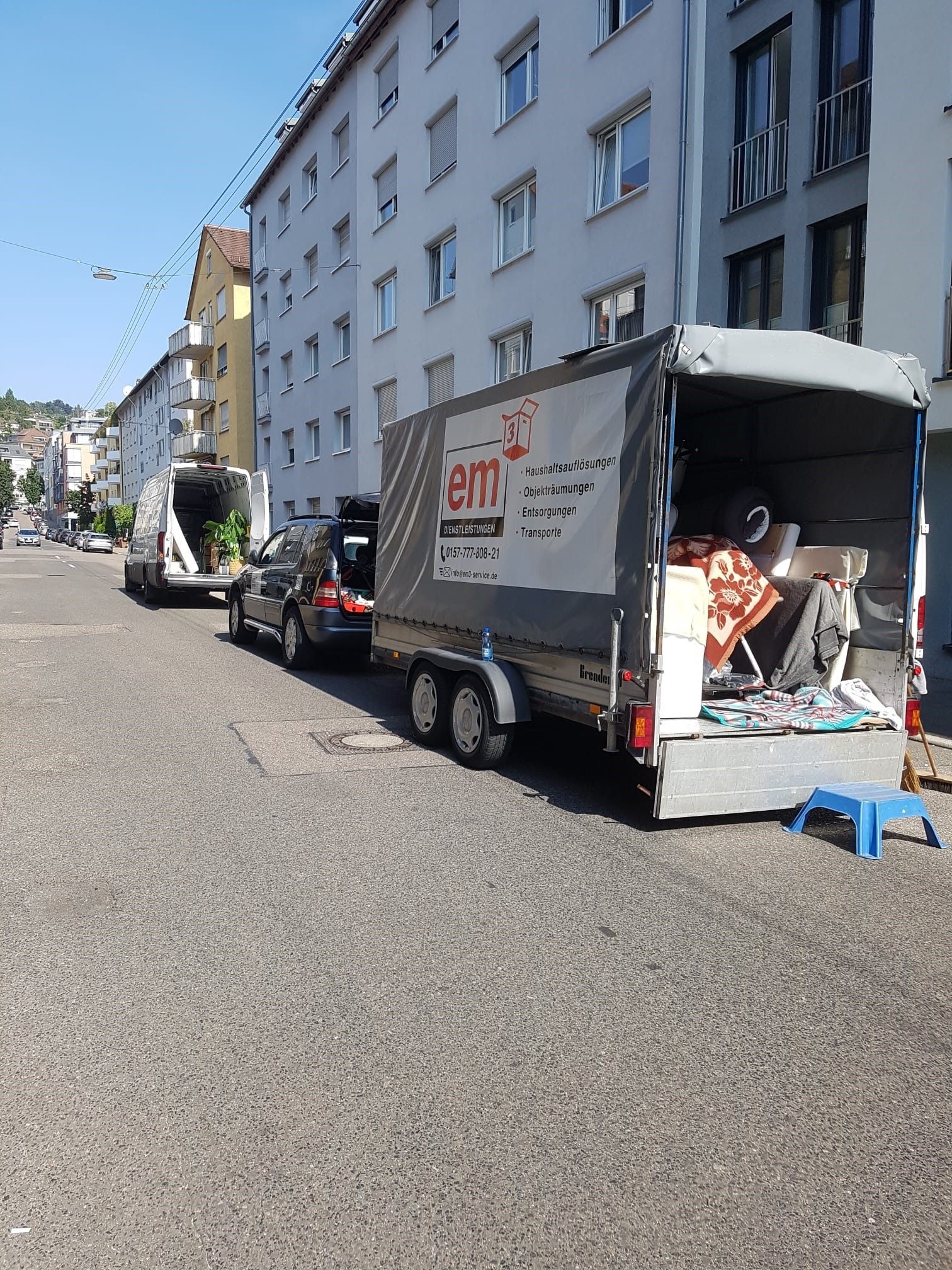 Ein Anhänger ist am Straßenrand vor einem Gebäude in Esslingen geparkt.