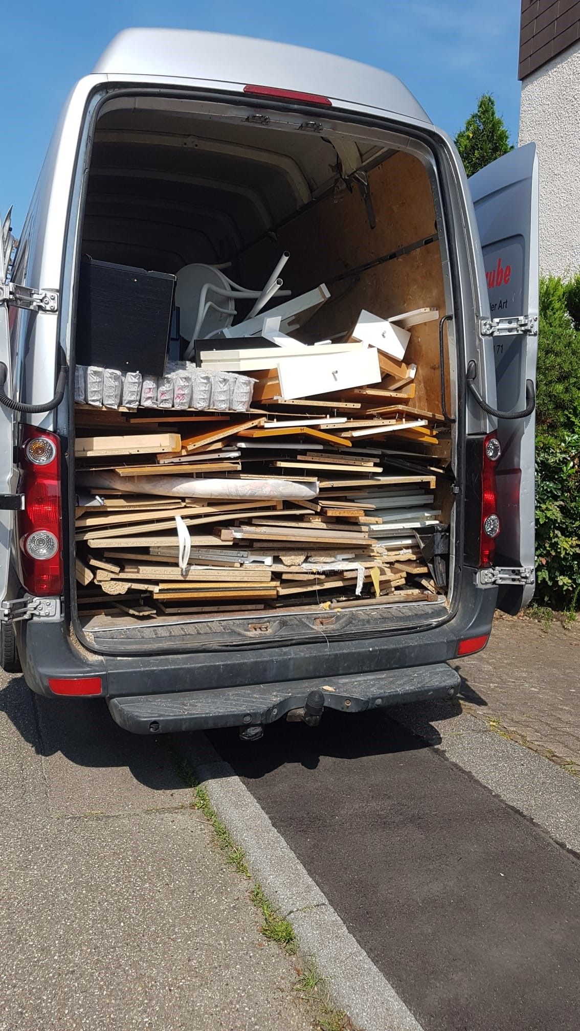 Die Ladefläche eines Lieferwagens in Esslingen ist mit viel Pappe gefüllt.
