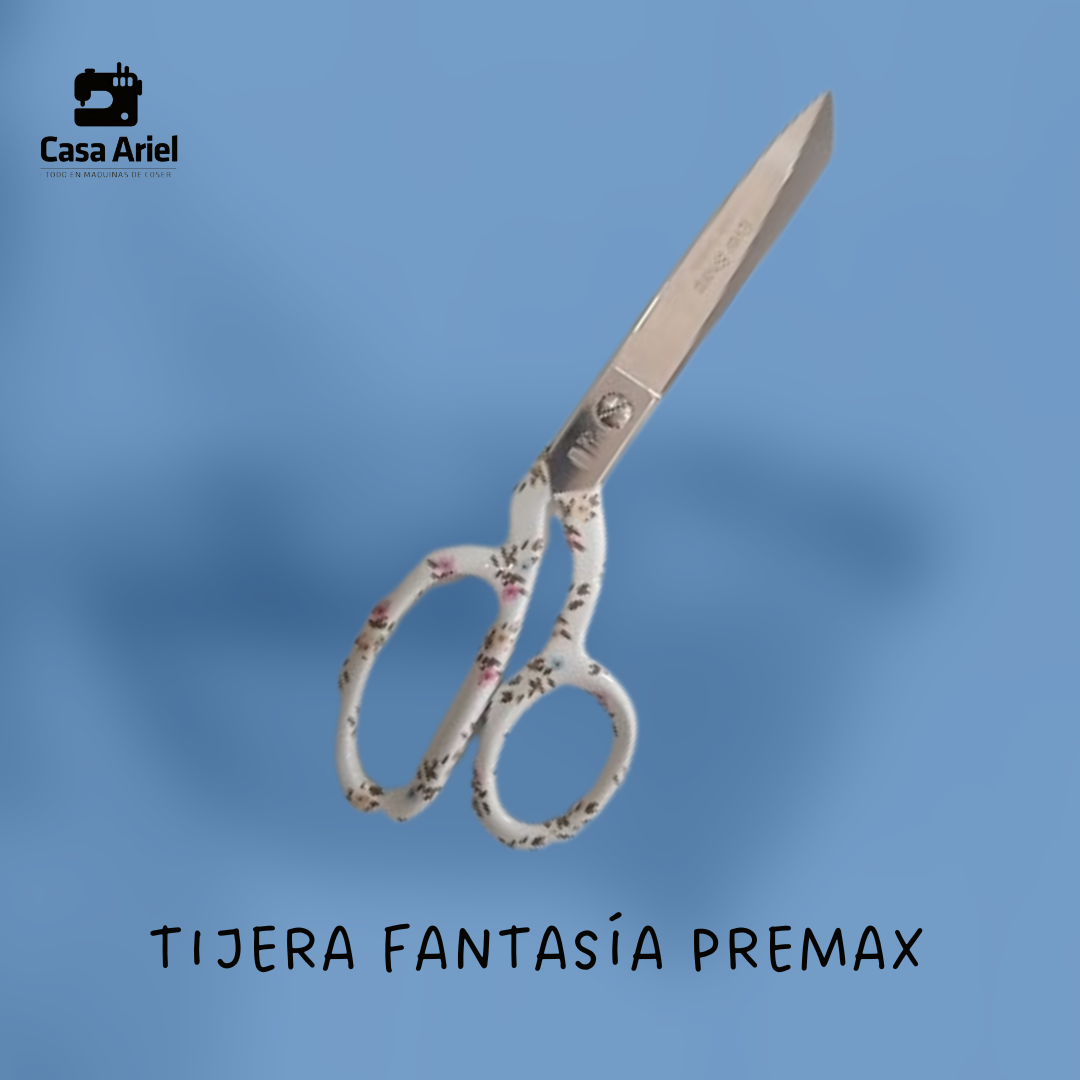 Tijeras con estampado floral sobre fondo azul. Texto: «TIJERA FANTASÍA PREMAX» y logotipo de «Casa Ariel».