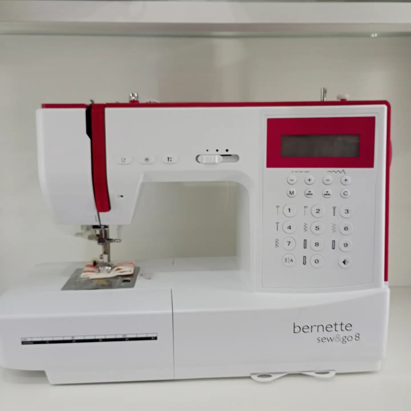 Máquina de coser Bernette sew&go II blanca y roja.