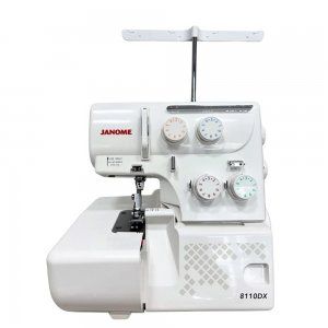 Una máquina de coser overlock Janome 8110DX blanca, mostrada sobre un fondo blanco liso.