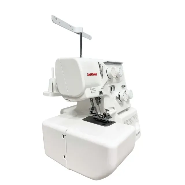 Una máquina de coser overlock Janome 8110DX blanca, mostrada sobre un fondo blanco liso.
