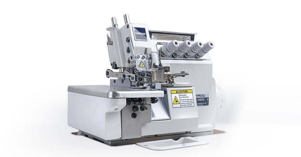 Una máquina de coser overlock industrial blanca con varios soportes para carretes de hilo sobre un fondo liso y claro.