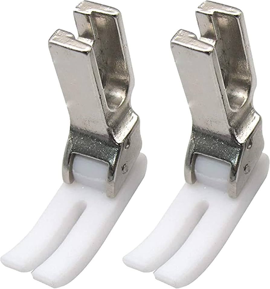 Dos prensatelas metálicos para máquina de coser con suelas de plástico blanco antiadherente, expuestos sobre un fondo liso.