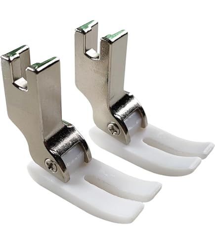 Dos prensatelas metálicos para máquina de coser con suelas de plástico blanco antiadherente, expuestos sobre un fondo liso.