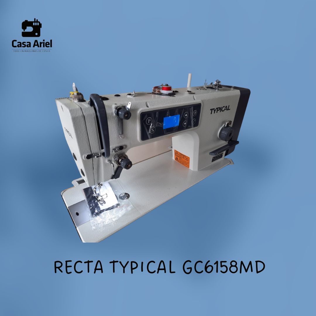 Una máquina de coser está colocada sobre una superficie azul.