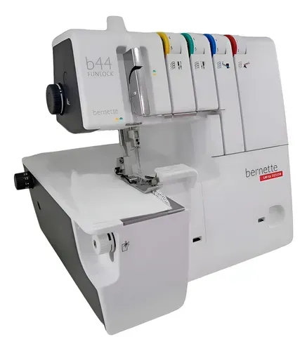 Una máquina de coser overlock Bernette b44 Funlock de color blanco y gris oscuro sobre un fondo blanco.
