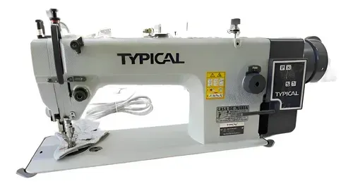 Cabezal de máquina de coser industrial típico de color claro, visto de lado sobre un fondo blanco liso.