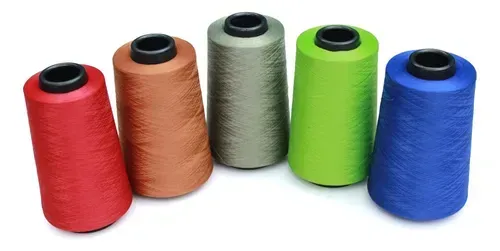 Carretes de hilo de coser en colores rojo, marrón, verde oliva, verde brillante y azul.