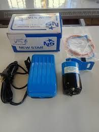 Un kit de motor para máquina de coser de la marca New Star que incluye una caja azul, un pedal
