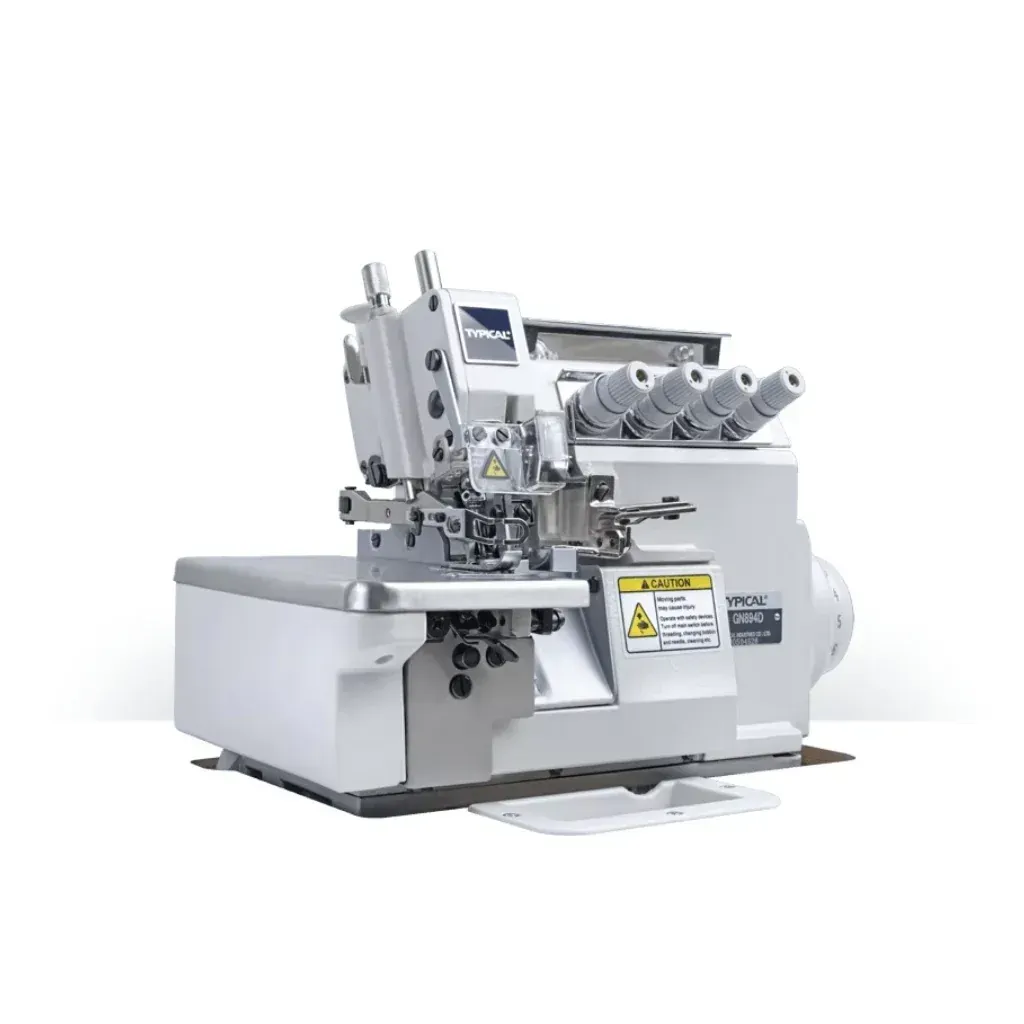 Una máquina de coser overlock industrial blanca de cuatro hilos sobre un fondo blanco liso.