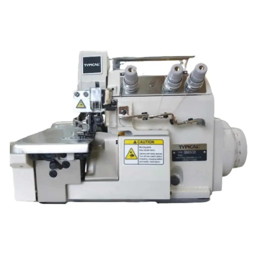 Una máquina de coser overlock industrial de la marca Typical, de color claro, vista de perfil sobre un fondo blanco.