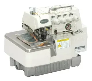 Una máquina de coser overlock de cuatro hilos de la marca Typical, de color blanco, sobre un fondo blanco.