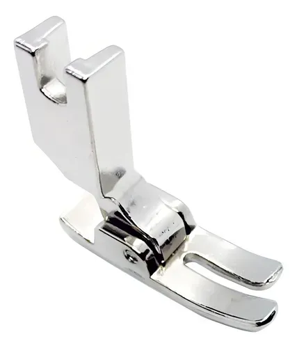Un prensatelas metálico de color plateado para máquina de coser, con bisagra y dos puntas delanteras, sobre un fondo blanco.