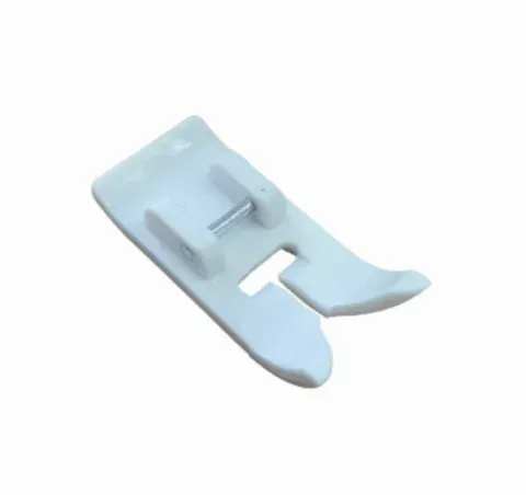 Un prensatelas de máquina de coser de plástico blanco con un pasador de metal, visto desde un ángulo sobre un fondo blanco.