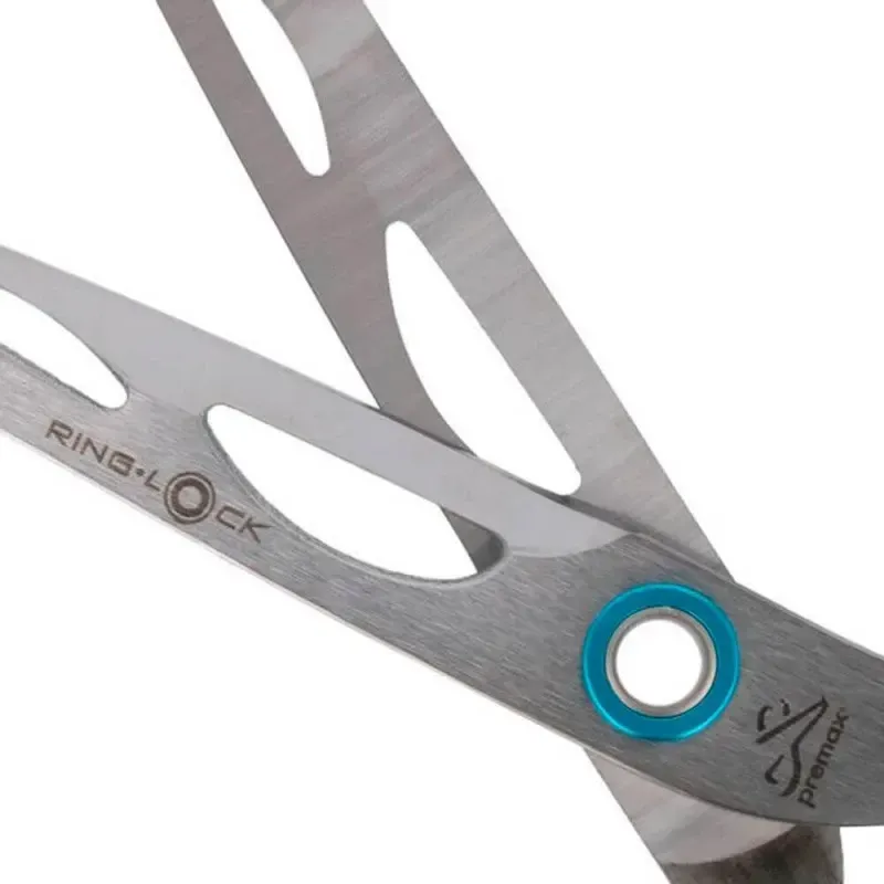 Un par de tijeras de manualidades de acero inoxidable con mangos ergonómicos de goma azul