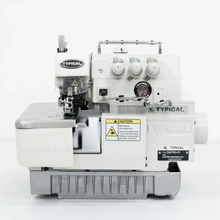 Una máquina de coser overlock de la marca Typical, de color blanco, se alza sobre un fondo blanco liso.