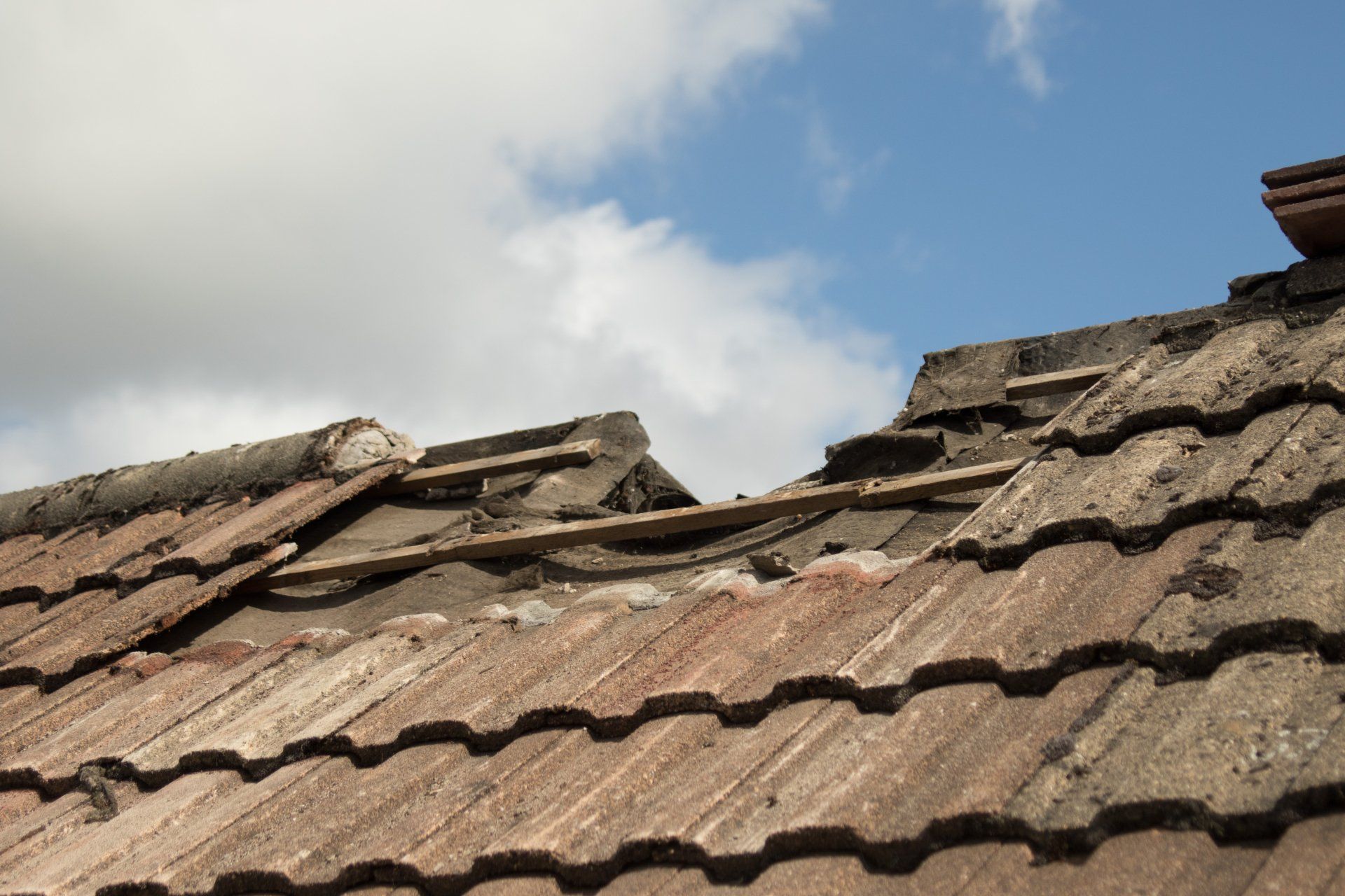 A close up of a roof with a blue sky in the background
