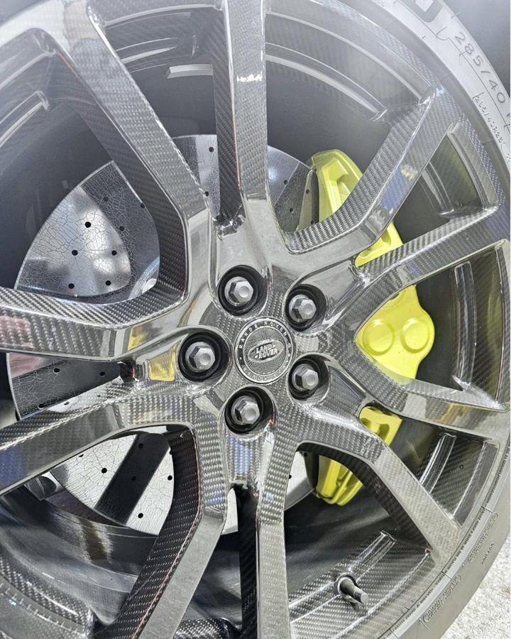 Land Rover wheel, brakes, and rims