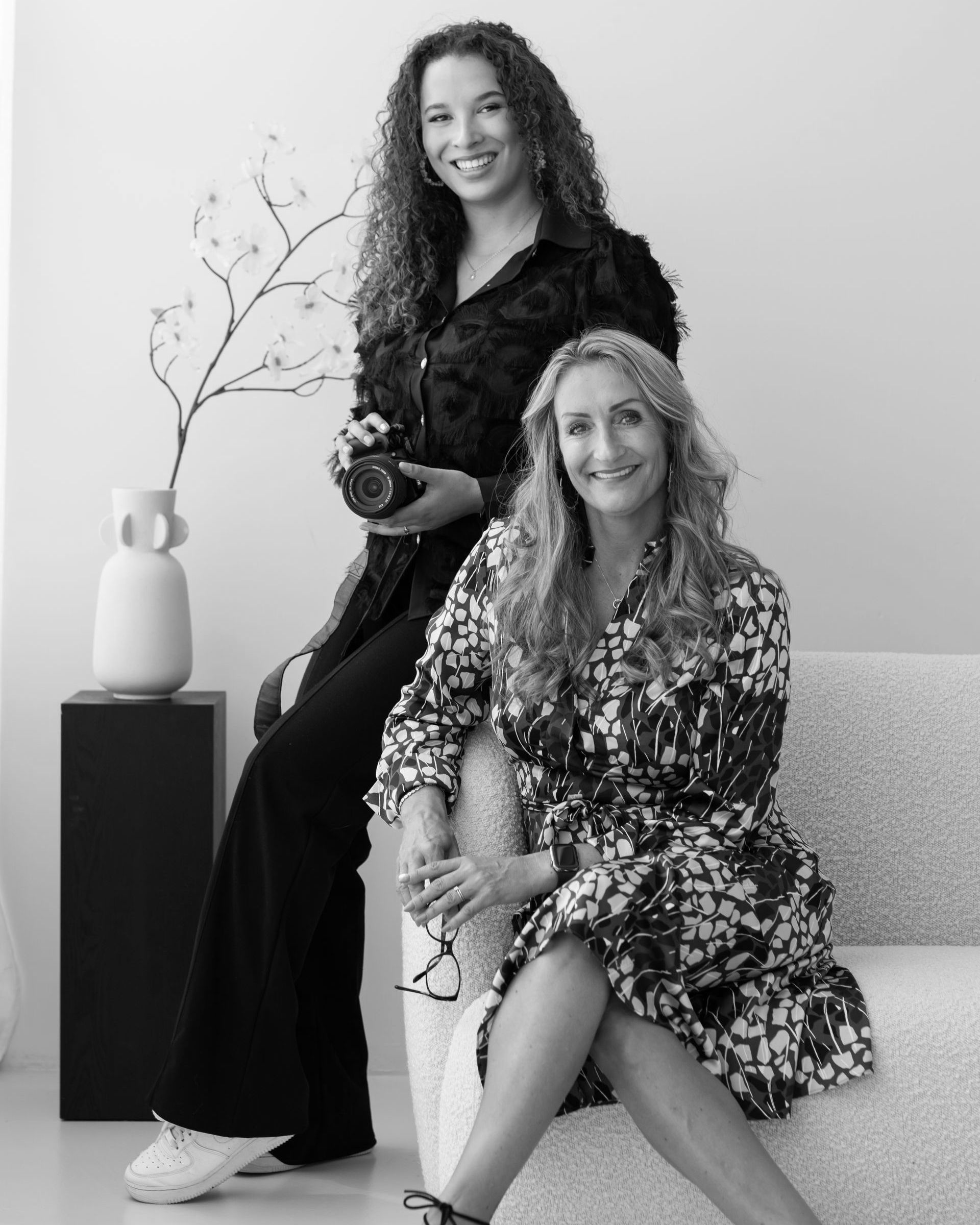 Portret van Sanna en Noëlle, vastgoed copywriter en fotograaf (gespecialiseerd in nieuwbouwprojecten)