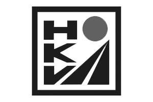 Een zwart-wit logo met een zeilboot in een vierkant.
