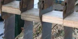 Drie stukken hout liggen op elkaar op een tafel.