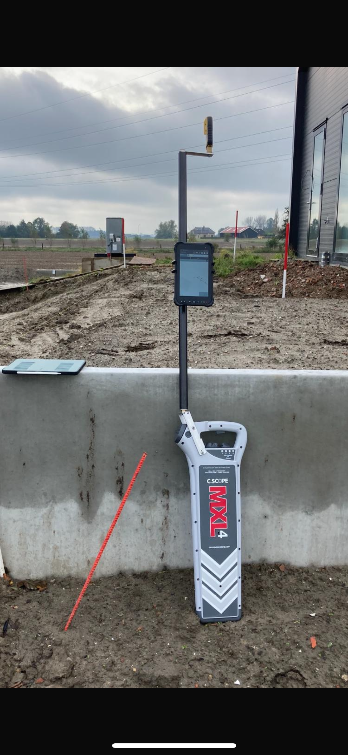 Een persoon houdt een mobiele telefoon in zijn hand.