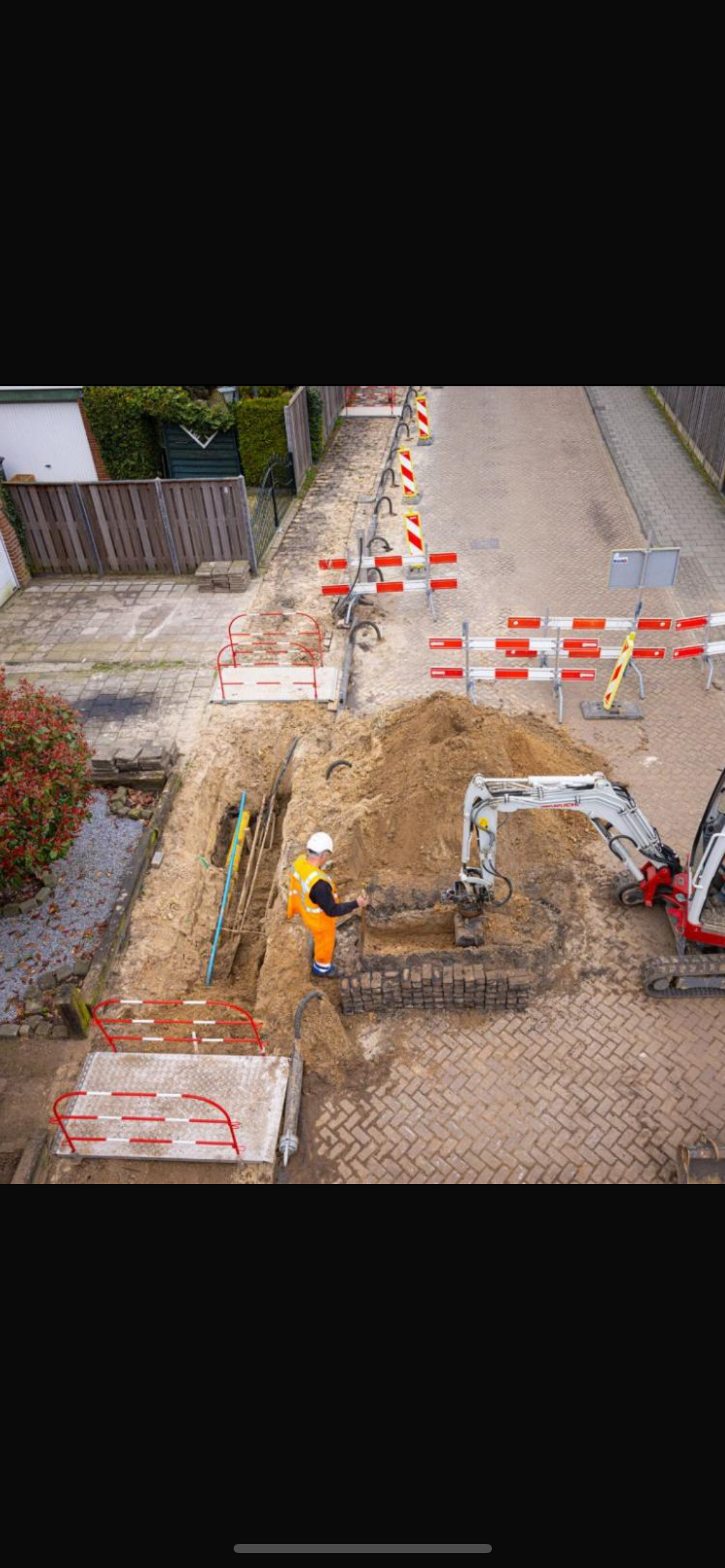 Een groep bouwvakkers is aan het werk op een bouwplaats.