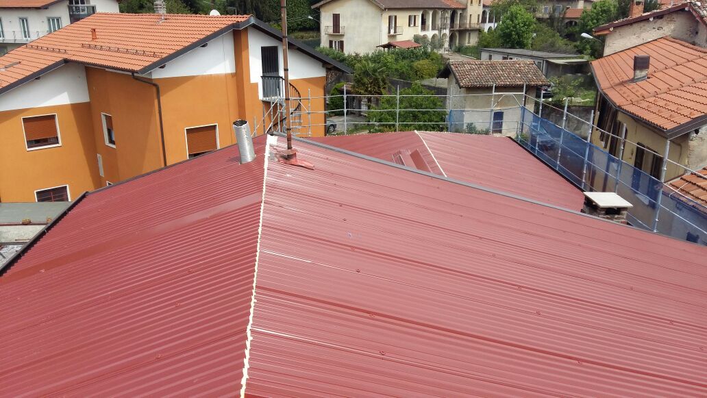 Un tetto rosso con alcune case sullo sfondo