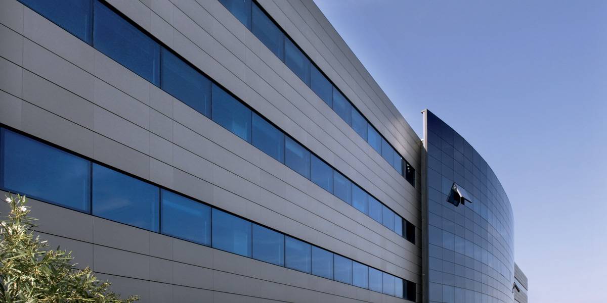 Un grande edificio con molte finestre contro un cielo azzurro