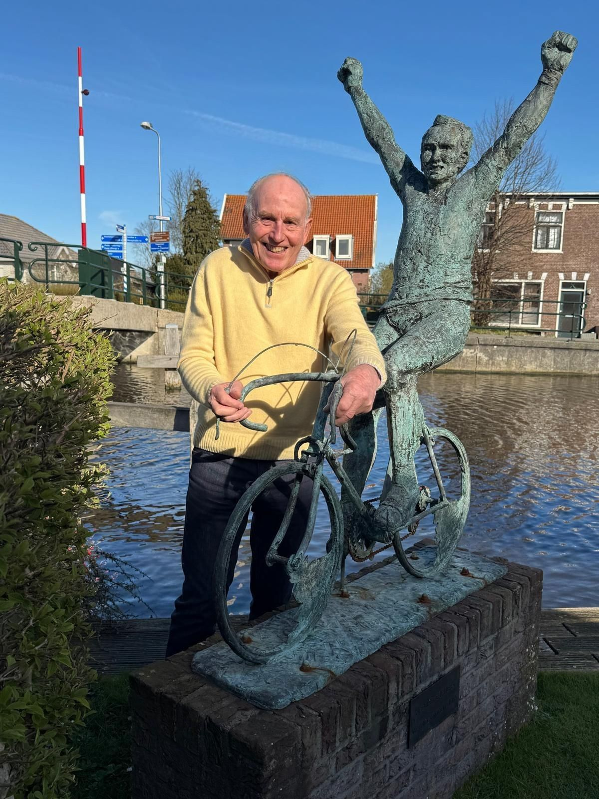 Joop Zoetemelk bij zijn beeld op het terras van Paerdeburgh (maart 2026). 