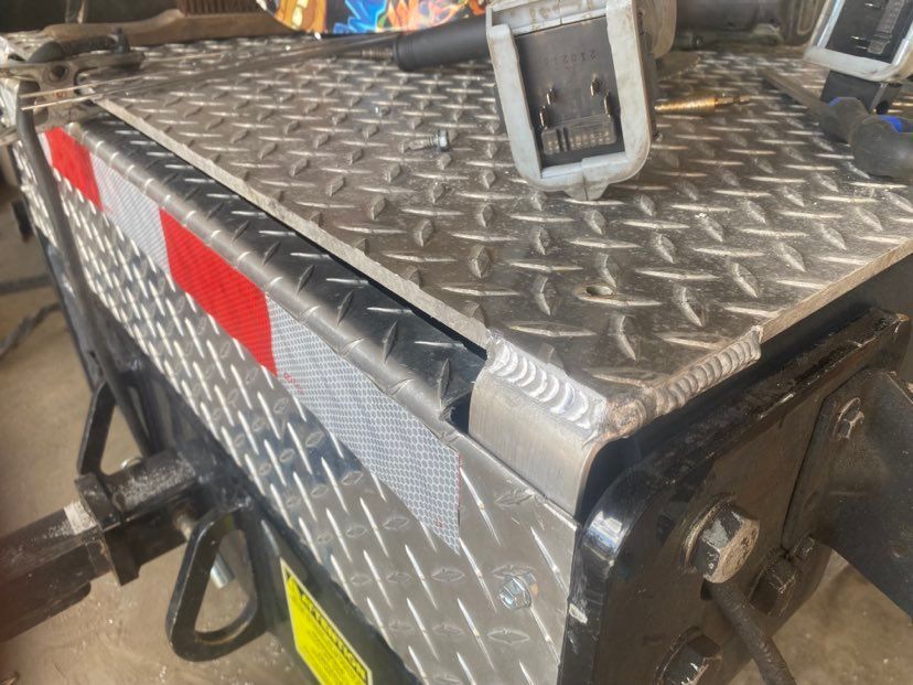 Une boîte en métal est posée sur une table en métal.
